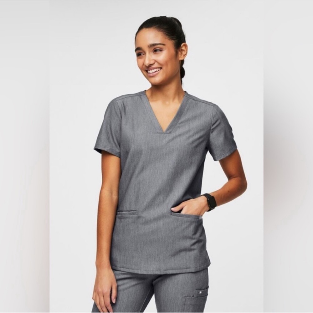 FIGS Technical Collection Casma Scrub Top Size Large in Graphite Grey